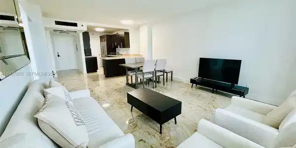 100 Lincoln Rd