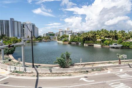 2600 Collins Ave