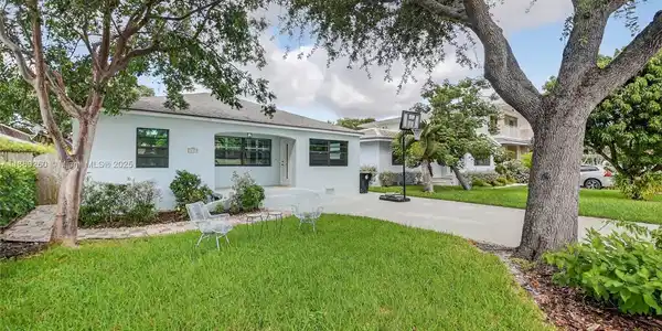 1027 S Palmway