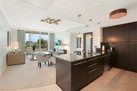 4391 Collins Ave