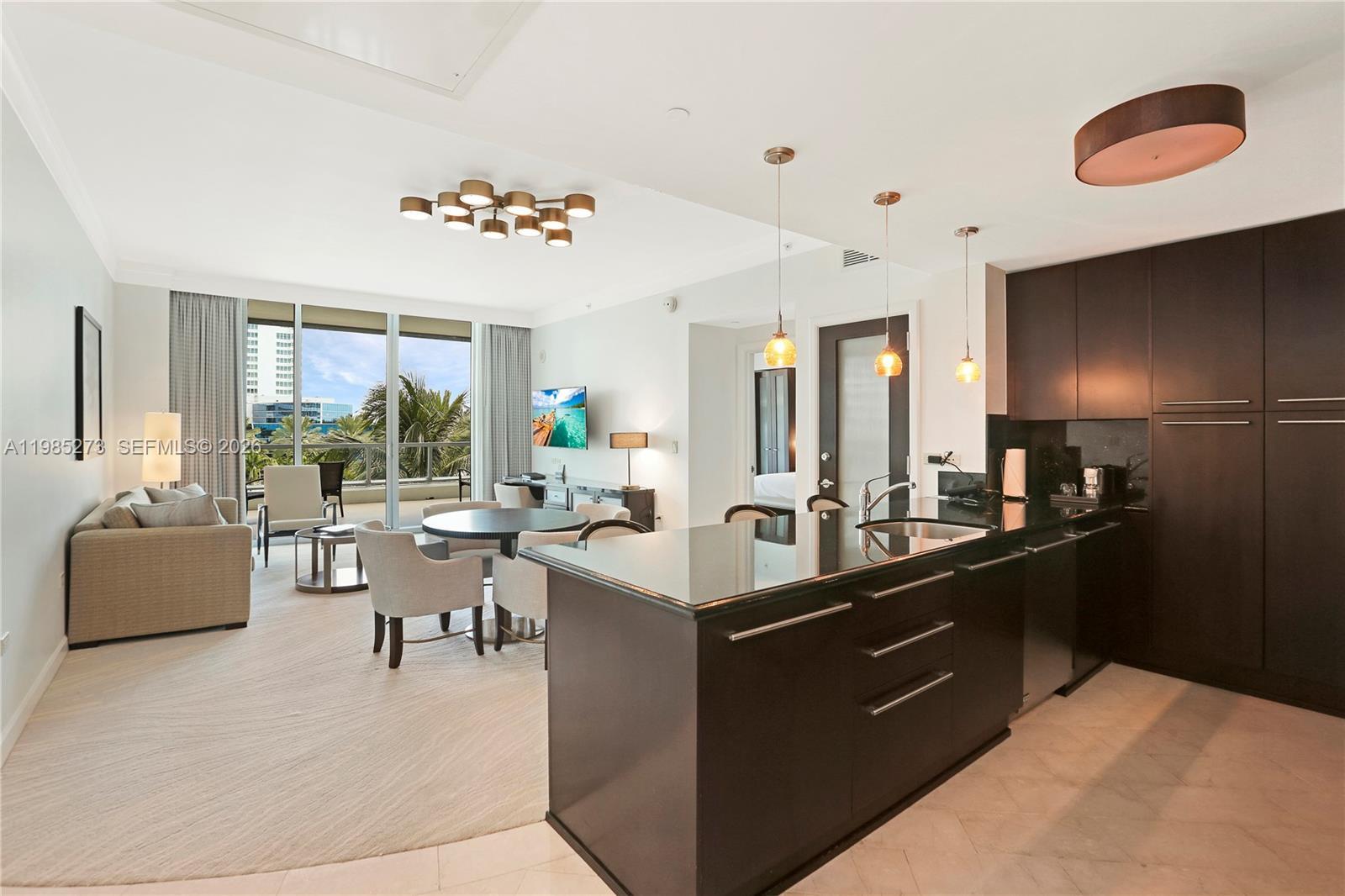Image 1: Living room/kitchen