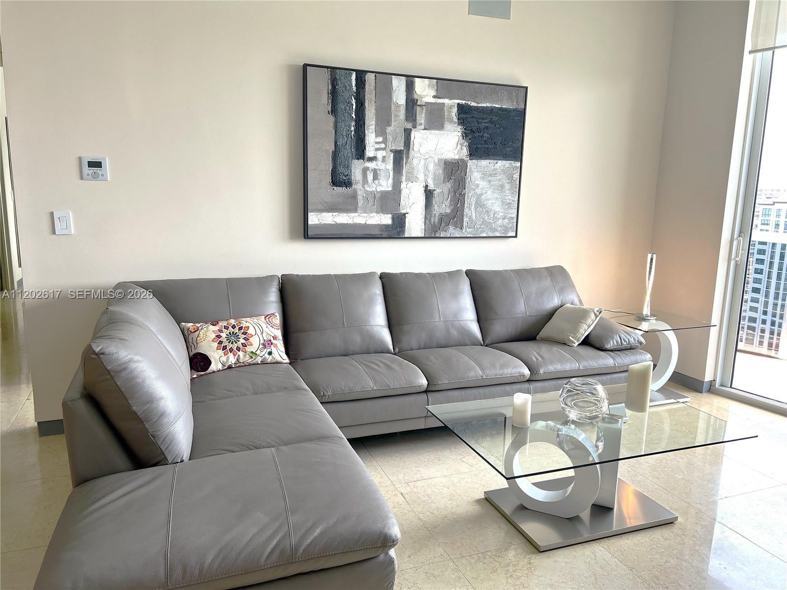 Image 4: Living room