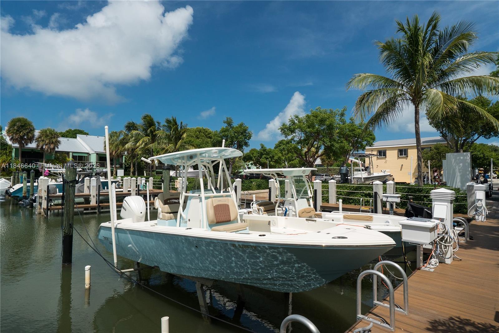 Image 3: 30 ft slip with boat lift 8,000 lbs