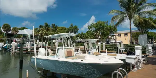 Image 3: 30 ft slip with boat lift 8,000 lbs