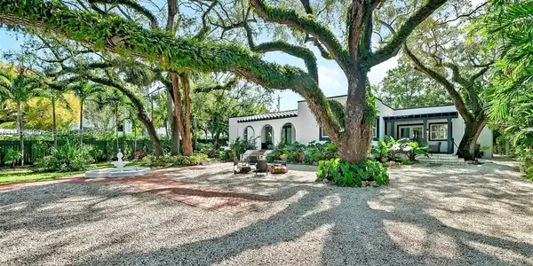 1702 Espanola Dr