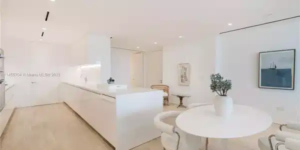 9001 Collins Ave