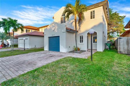 1017 NE 41st Ter