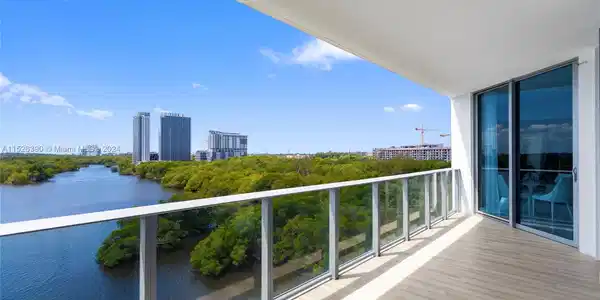 17111 Biscayne Blvd