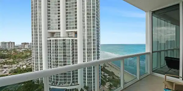 18101 Collins Ave