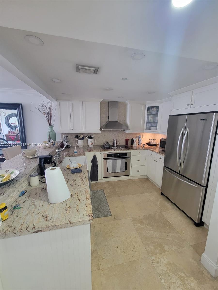 Image 4: Kitchen