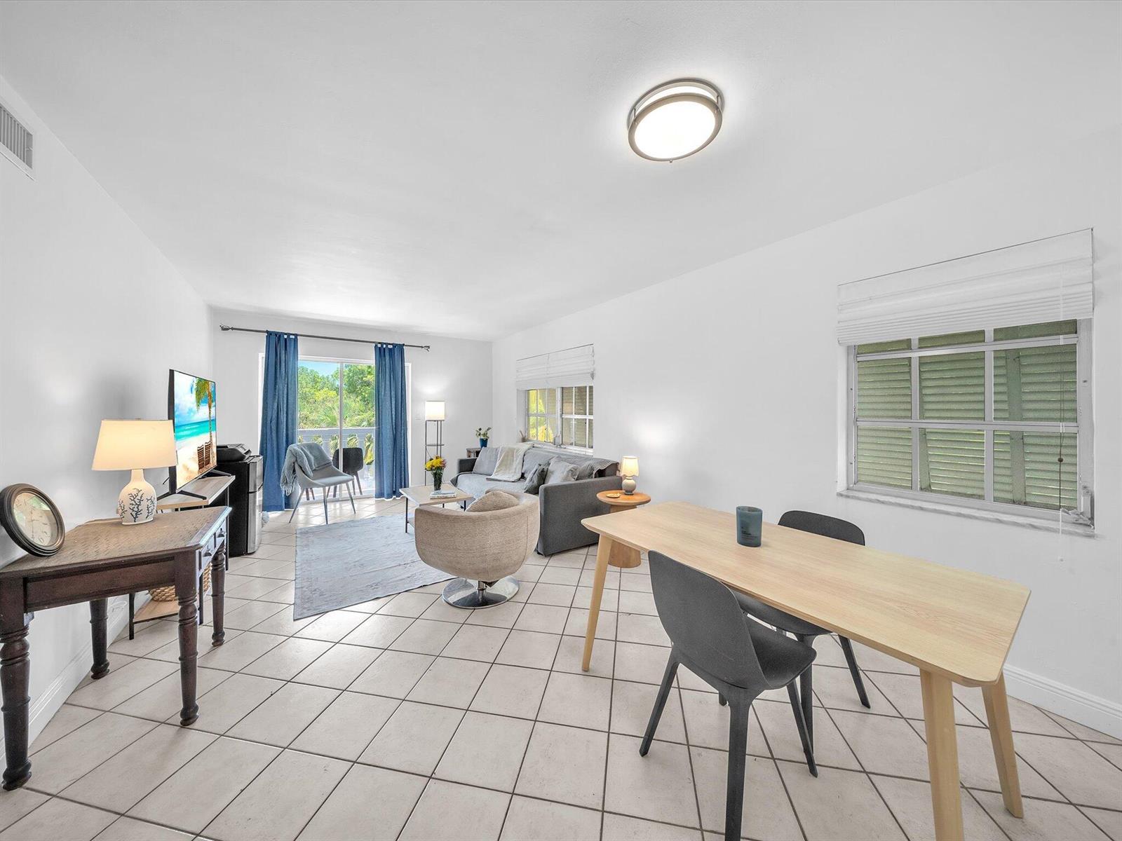 Image 4: Living Room