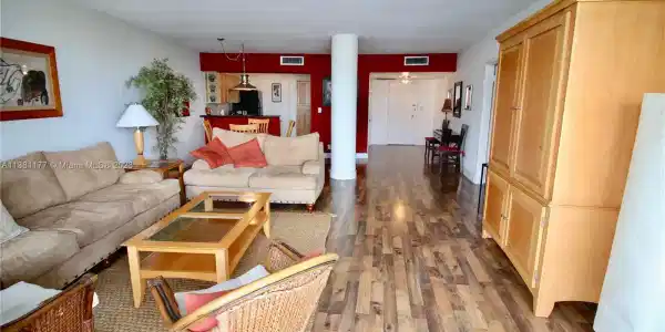 900 Bay Dr
