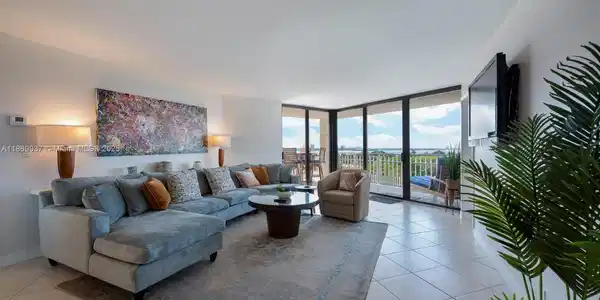 1000 NE Quayside Ter