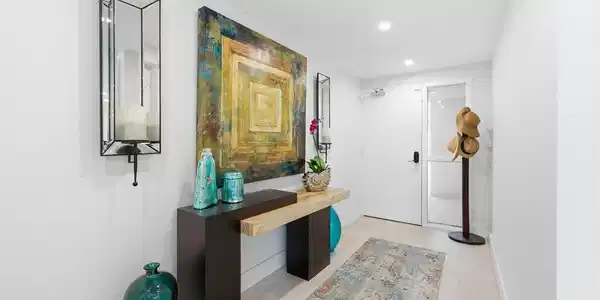 Image 4: Foyer