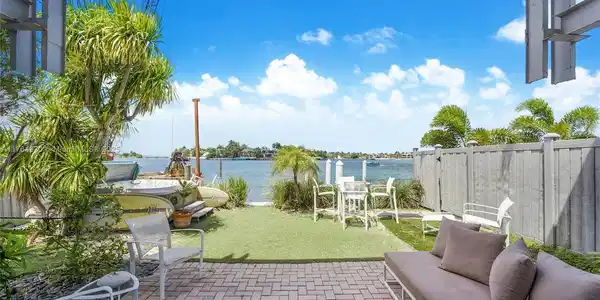 405 N Hibiscus Dr