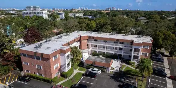601 SE 5th Ct Unit 102