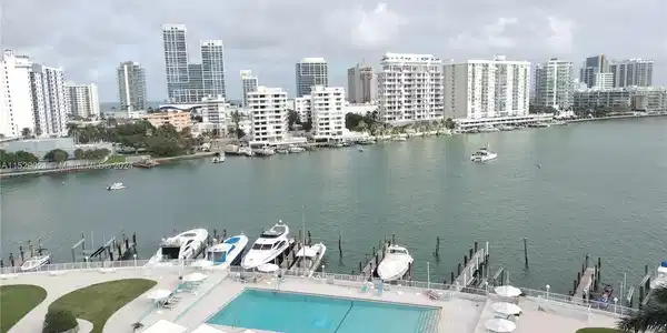 900 Bay Dr