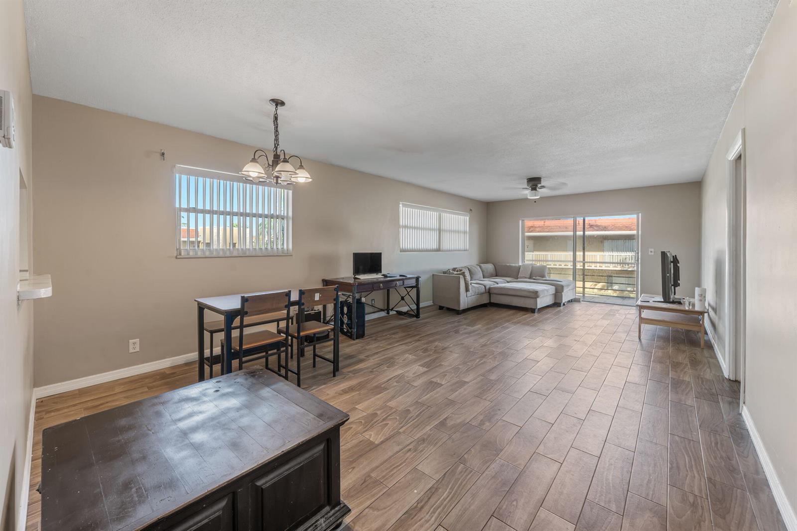Image 4: Living Room