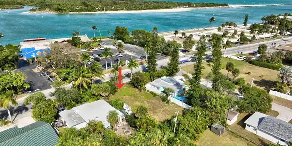 Image 3: BEAUTIFUL ISLAND LOT