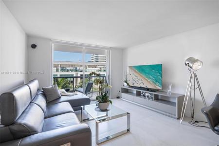 6039 Collins Ave