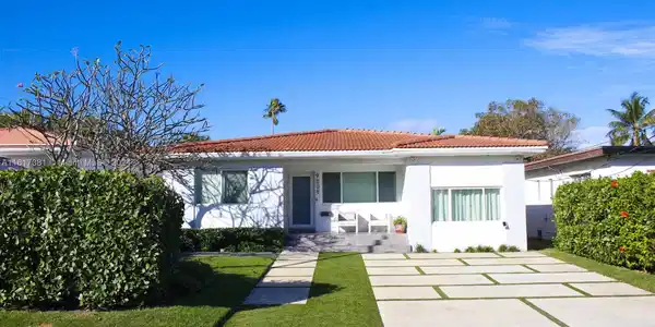 9008 Byron Ave