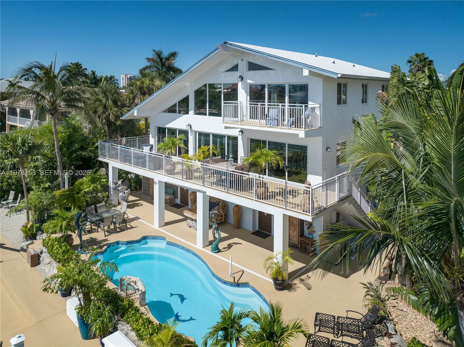 Image 4: Canal side home and pool
