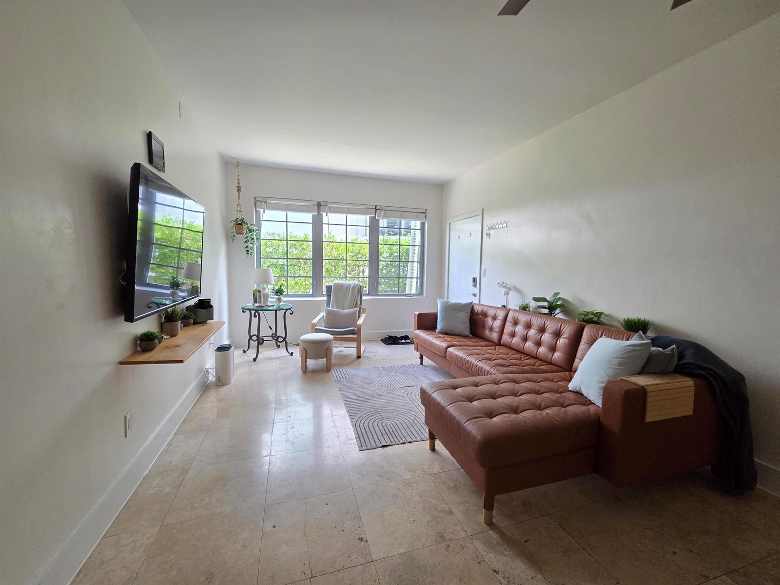 Image 4: Living Room #1