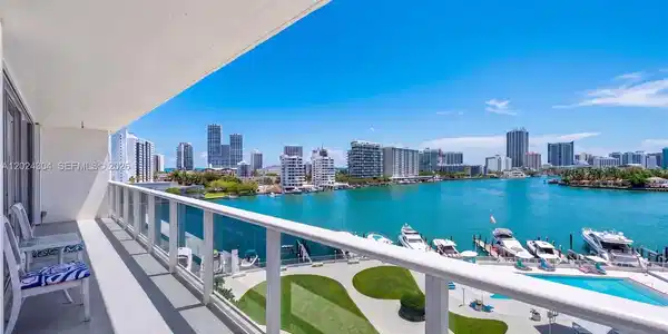 900 Bay Dr