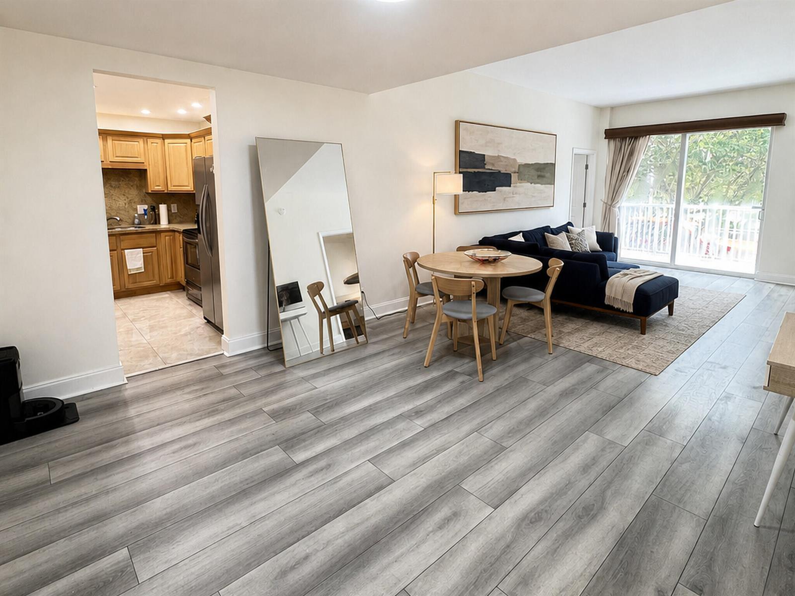 Image 1: Living Area