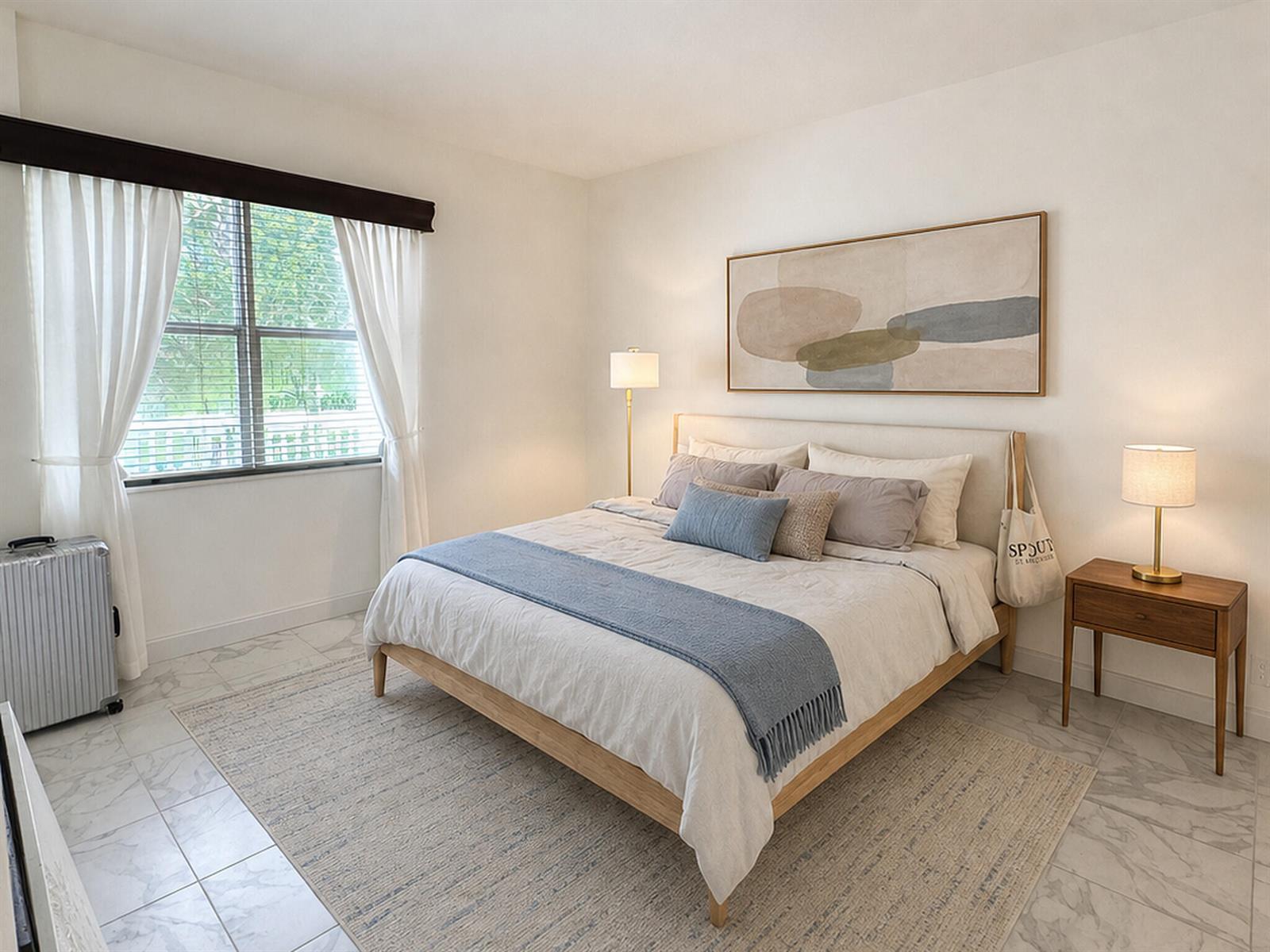 Image 4: Bedroom