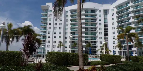 7900 Harbor Island Dr