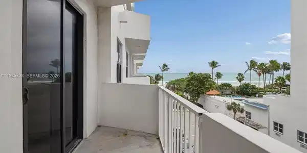 4301 Collins Ave