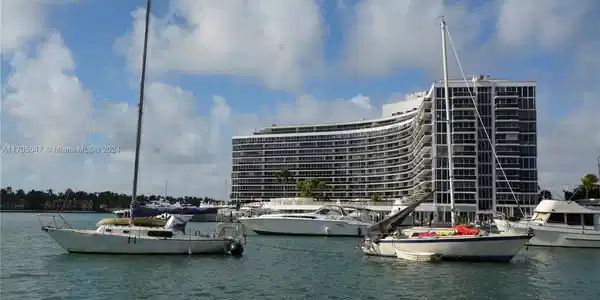900 Bay Dr