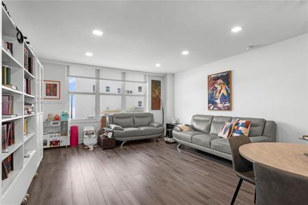 5001 Collins Ave