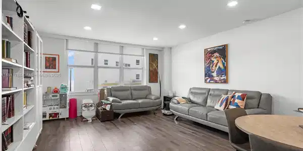5001 Collins Ave