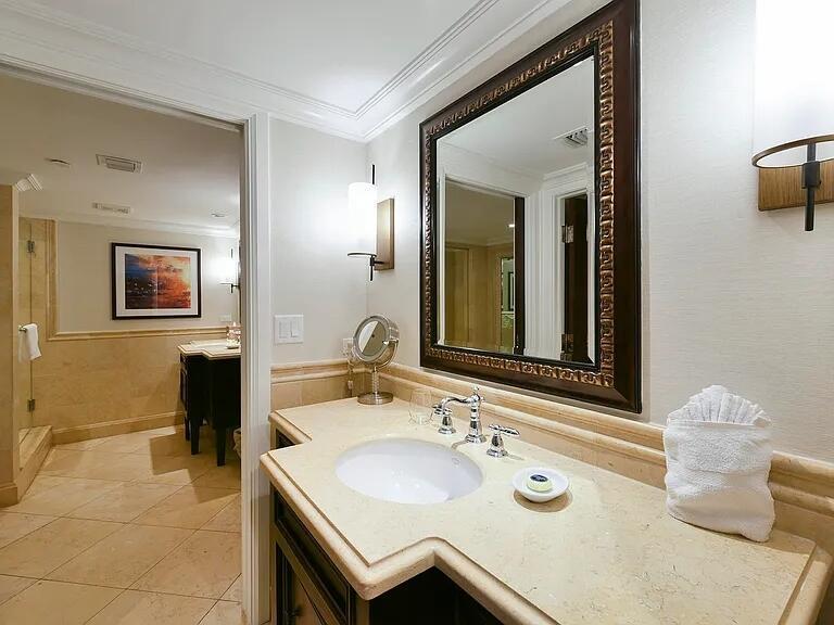 Image 3: Bathroom