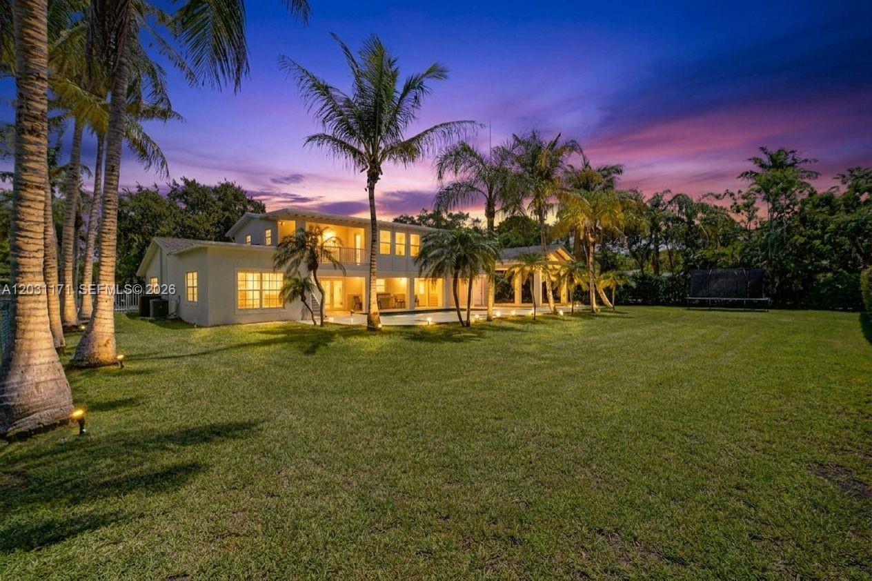 Image 3: Large backyard