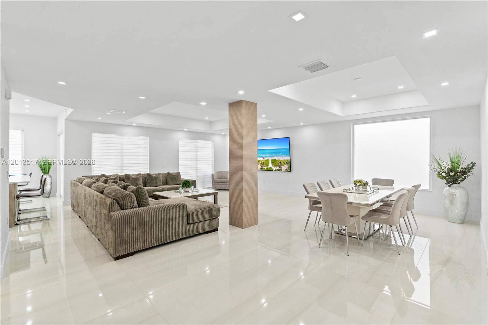 Image 4: Spacious living space