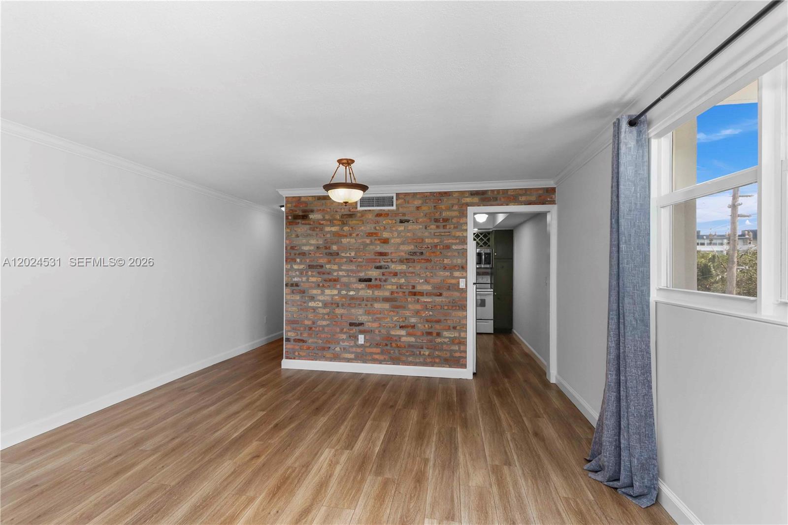 Image 4: Facing the hallway to room on the left and kitchen on the right