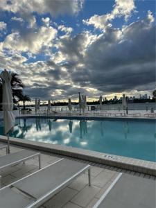 1000 West Ave