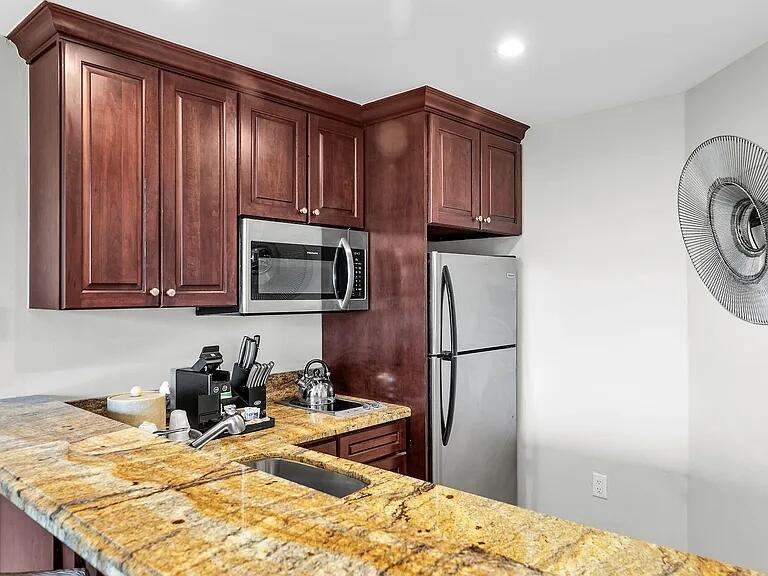Image 4: Kitchen