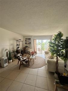 400 Kings Point Dr