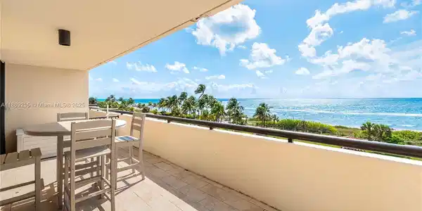 2555 Collins Ave