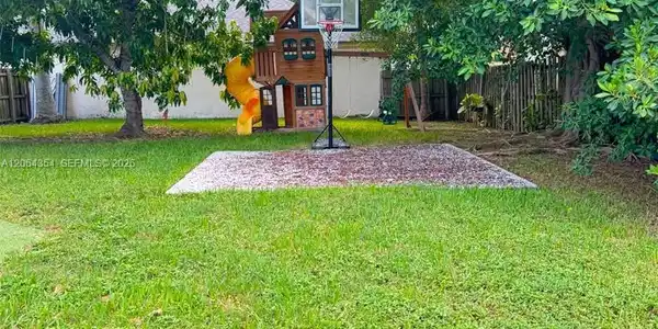 Image 4: Kids Playground / Basketball hoop