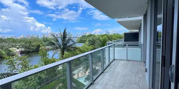 16385 Biscayne Blvd