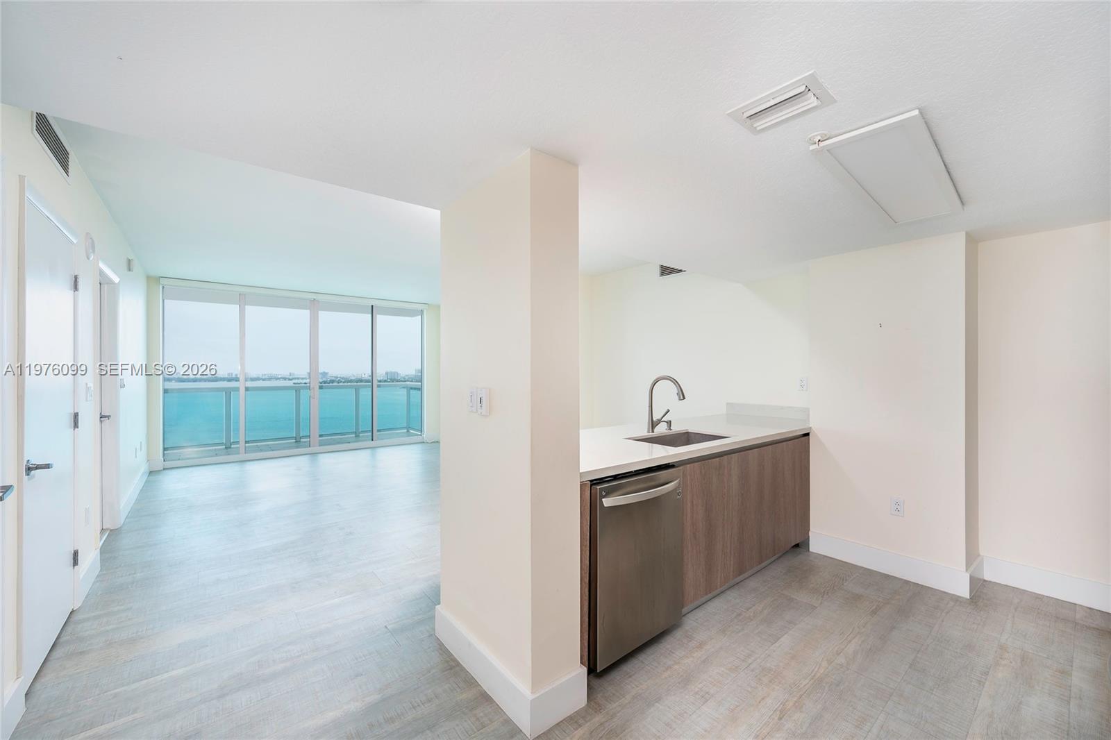Image 3: Entry to the apartment