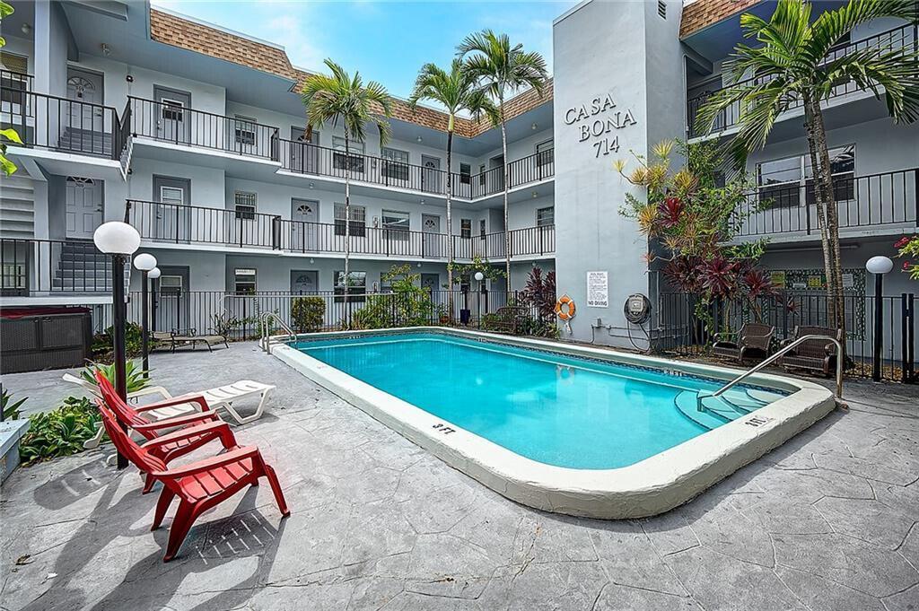 Image 2: Casa Bona Pool