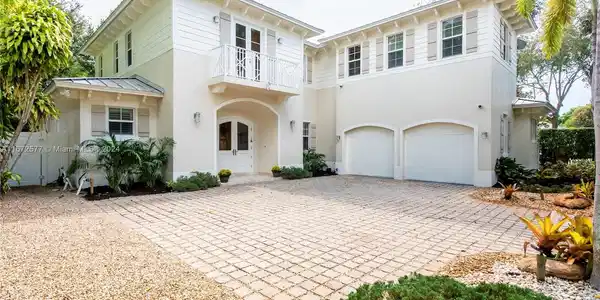 7637 SW 59th Ct