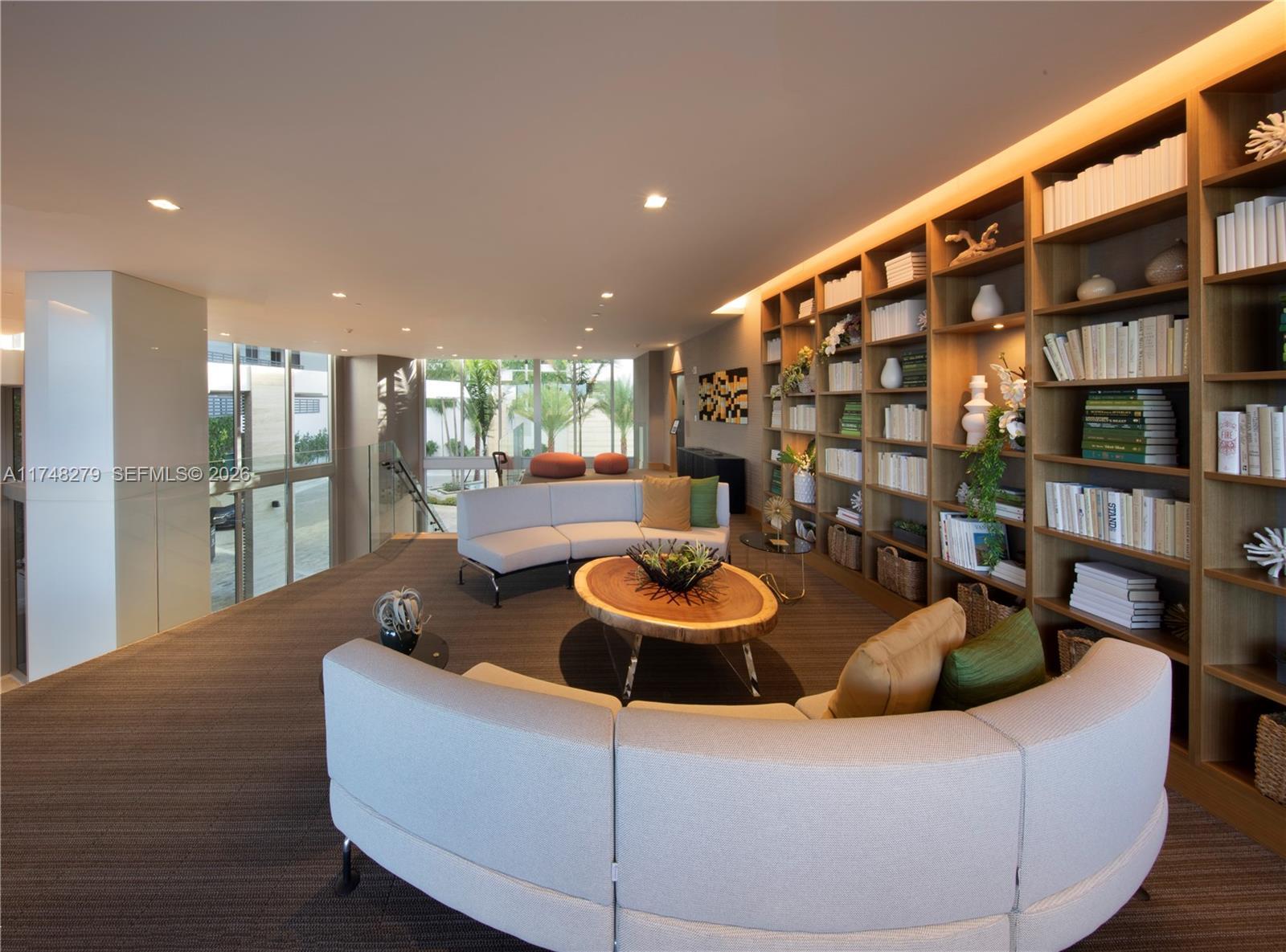 Image 4: Lounge