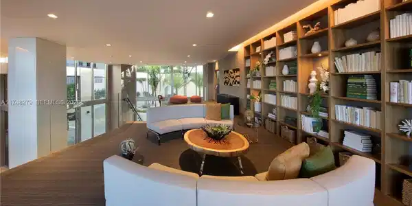 Image 4: Lounge
